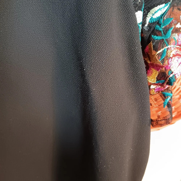 Umgee top with floral sleeves Color: Black and different - Picture 5 of 5